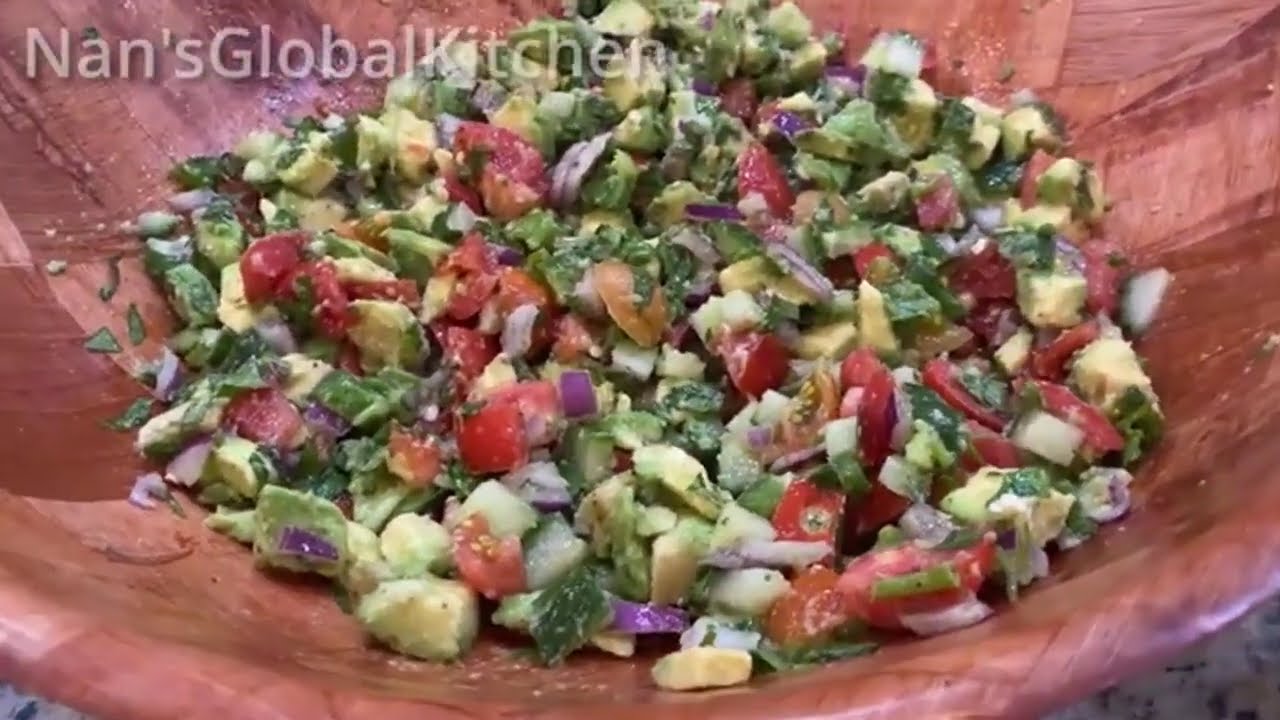 SUPER BOWL GAMEDAY IS TOMORROW! Let's Make Some Fresh Guacamole To Party!
