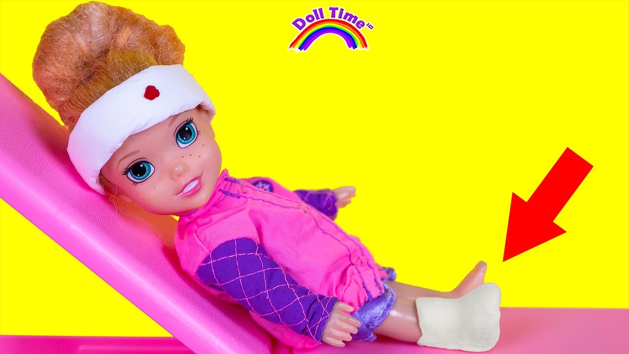 LEG CAST!  Elsa Anna have skiing accident!