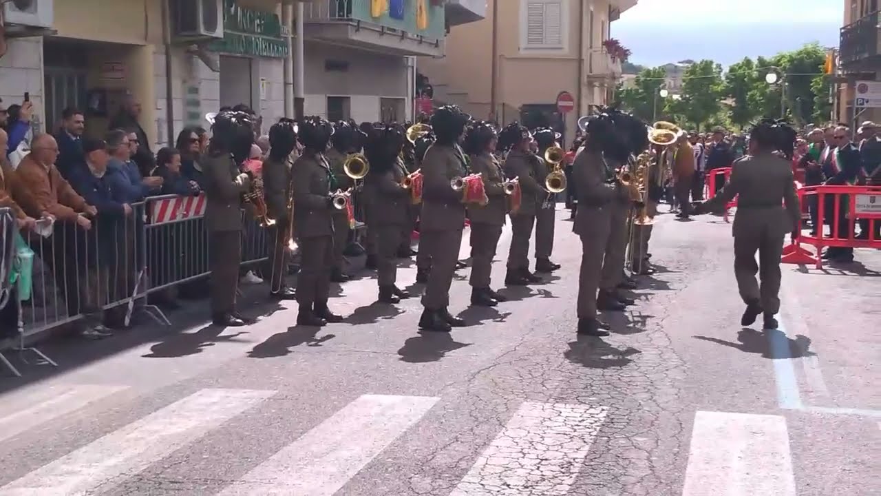 Ingresso della Fanfara dei Bersaglieri della Brigata Garibaldi nel luogo della cerimonia
