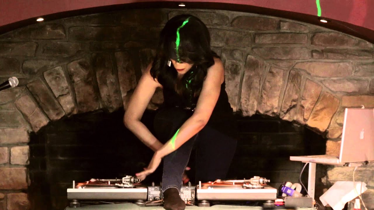 DJ COCOA CHANELLE TURNTABLE TRICKS