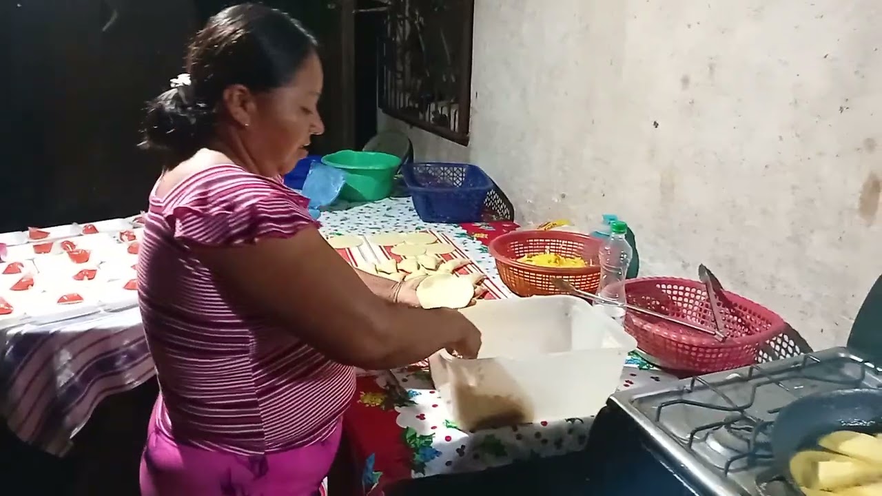 Ahi esta rosa dorando las enpanadas para la venta
