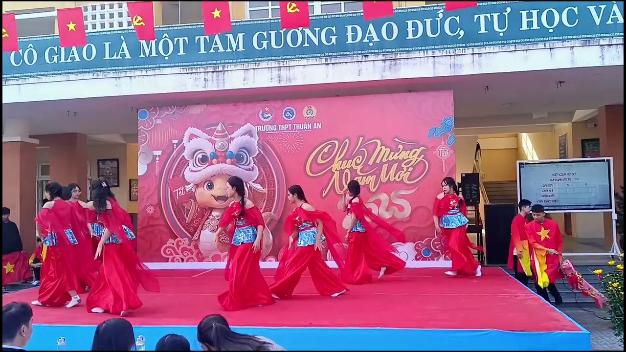Múa: Mashup Tát Nước Đầu Đình - Giai Điệu Việt Nam. Trình bày: Lớp 12C5, THPT Thuận An, TP Huế.