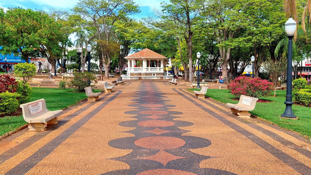 Pirassununga, seguindo a pé passeio pelo centro