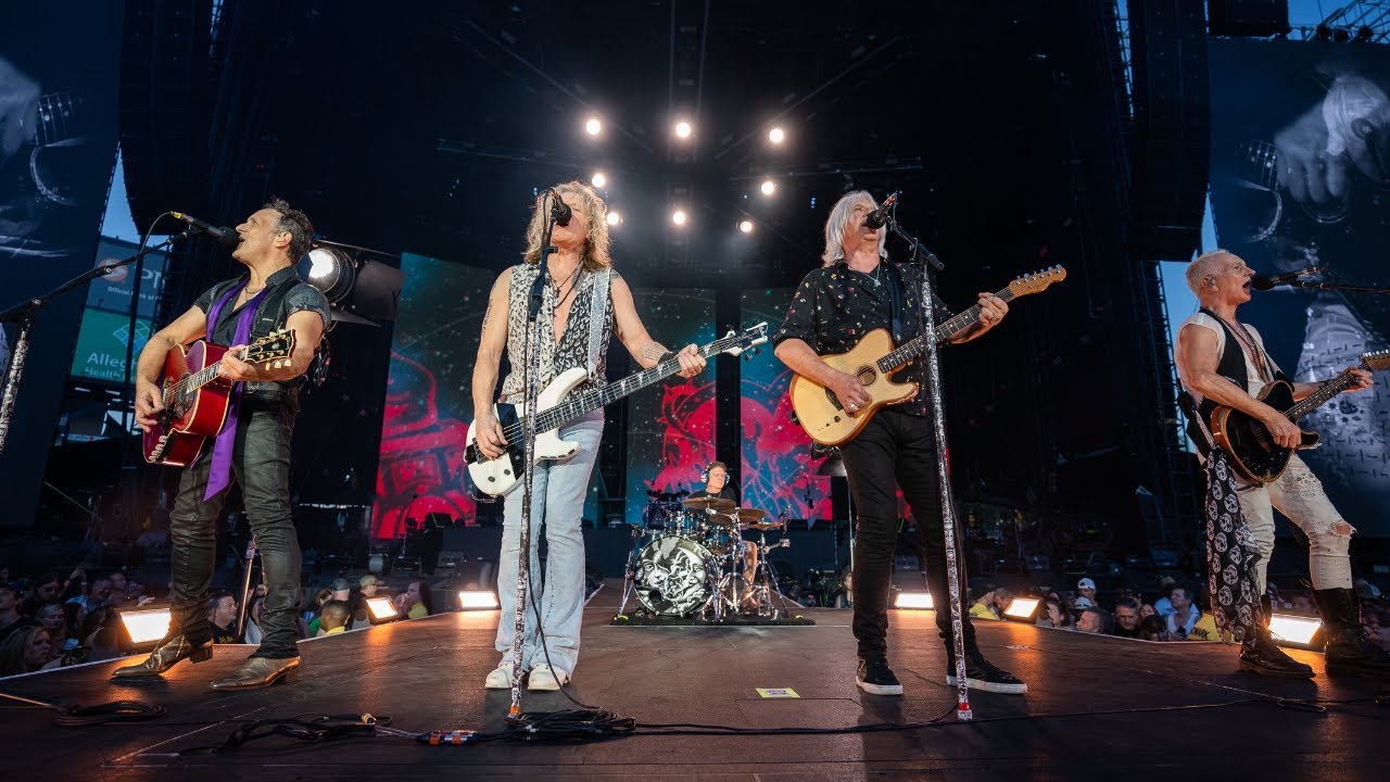 DEF LEPPARD - Behind the Stadium Tour - Episode 10: &ldquo;We're just so grateful we&rsquo;re able to do this!&rdquo;