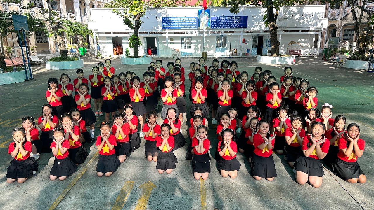 Đồng diễn VIỆT NAM - TỰ HÀO TIẾP BƯỚC TƯƠNG LAI - Trường Tiểu học Lê Lợi