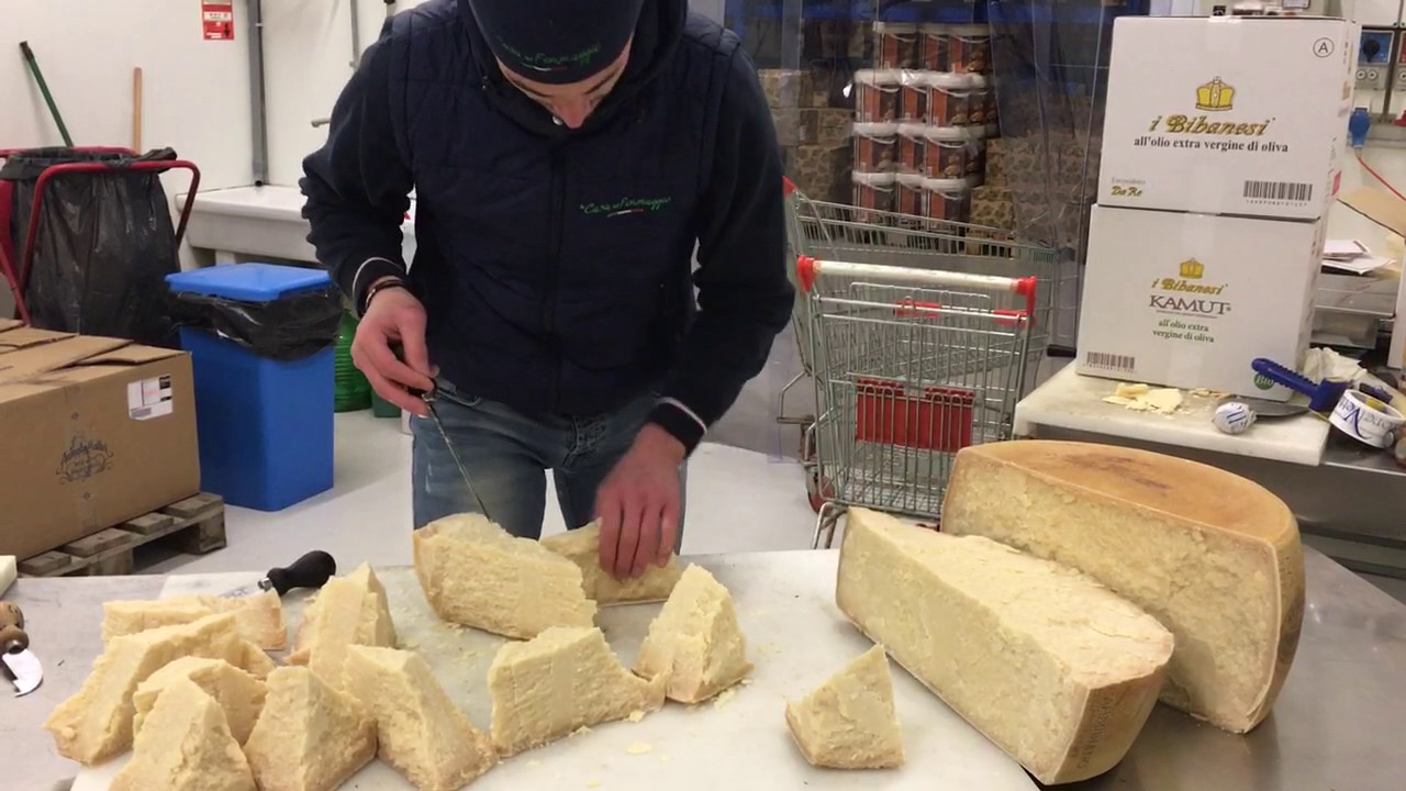 Taglio Parmigiano Reggiano in 64 pezzi