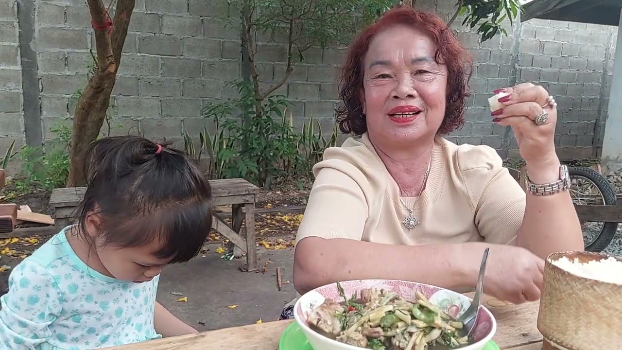 ป้อนข้าวมานาน้อยแกงหน่อไม้เว้าพื้นนางจ๋อยกับนางแอเหมันแฮง