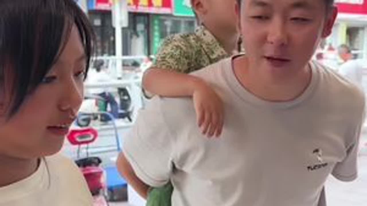 妈妈说过几天到恩施去，她给钱我们带侄女去买一套衣服，毛毛很懂事，没有买贵的。#我的乡村生活 #记录真实生活 #家庭日常 #平平淡淡小日子
