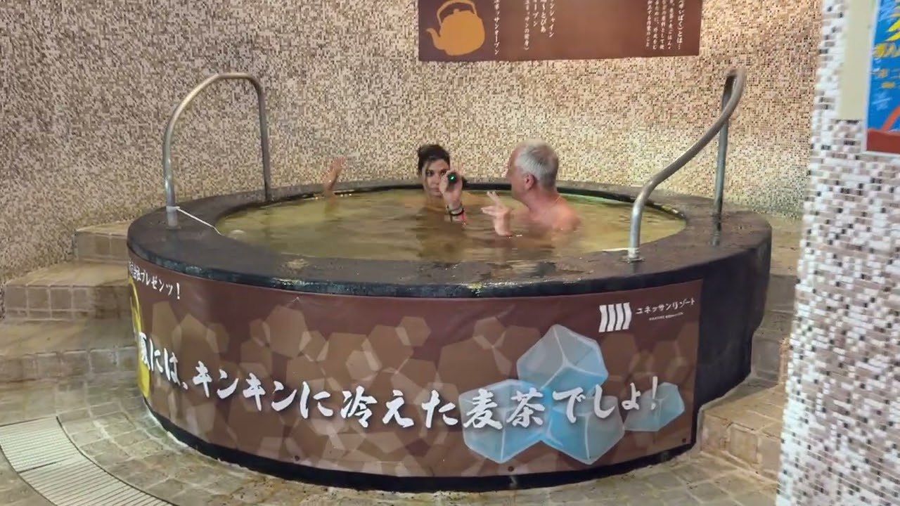 Bañarse en una gran taza de te en Japón 