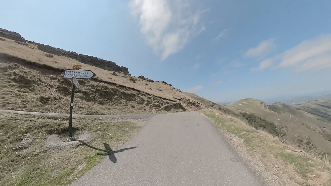 La (une des) plus belle route à moto des Pyrénées Atlantiques. Filmée avec une caméra 360°.
