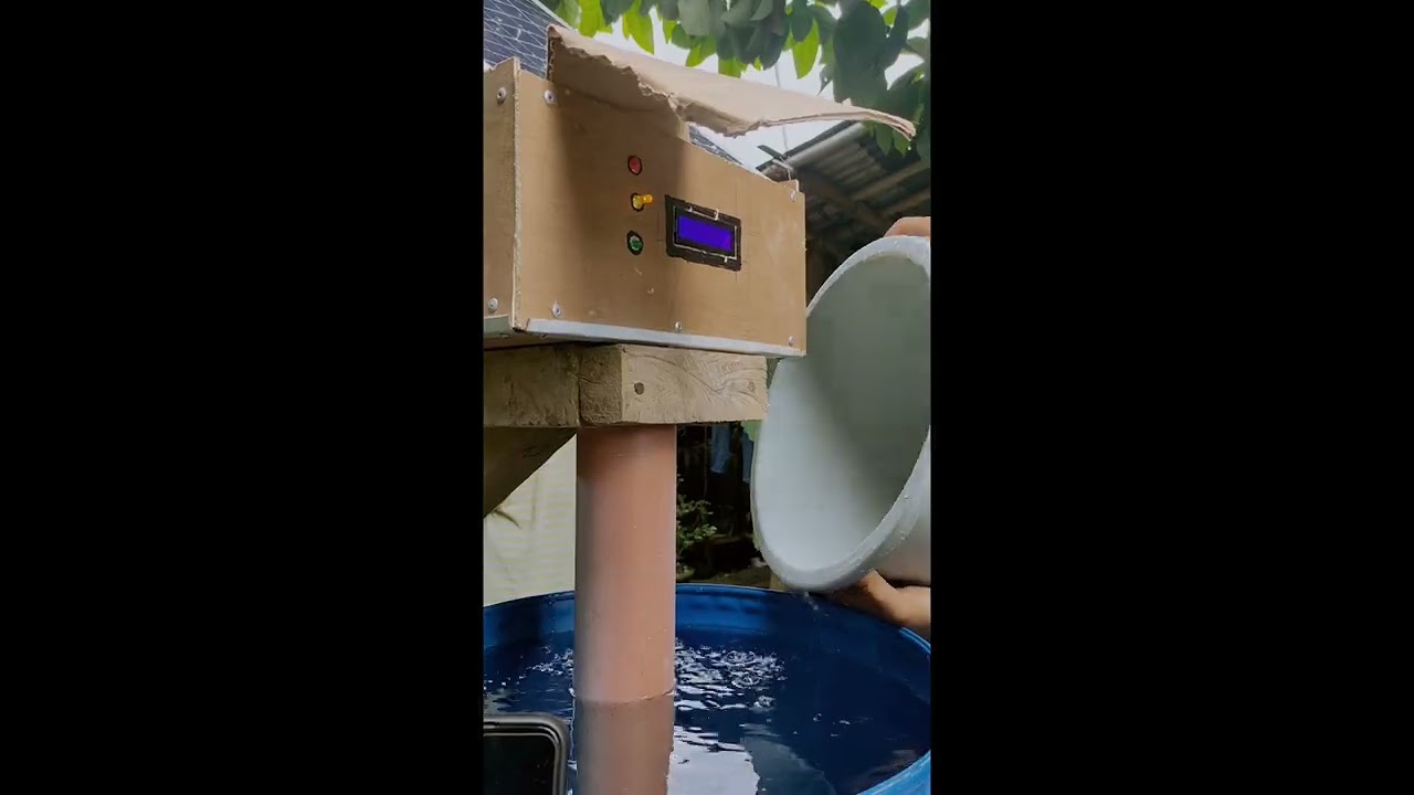 Solar powered flood water level monitoring and warning system