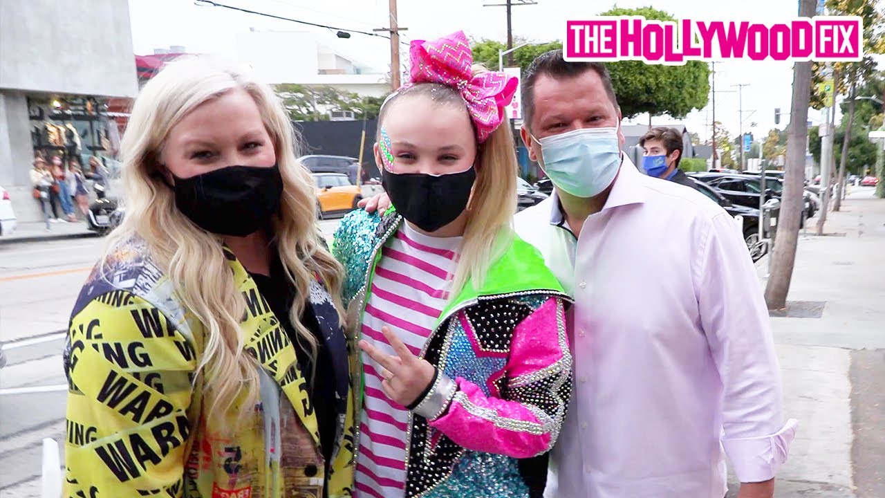 JoJo Siwa Speaks On Her Relationship With Girlfriend Kylie Prew & New Show At Dinner With Mom & Dad