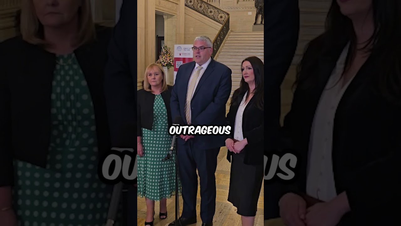 𝙆𝙣𝙚𝙚𝙘𝙖𝙥 𝙨𝙝𝙤𝙪𝙡𝙙𝙣'𝙩 𝙗𝙚 𝙤𝙣 𝙖 𝙨𝙩𝙖𝙜𝙚 - 𝙩𝙝𝙚𝙮 𝙨𝙝𝙤𝙪𝙡𝙙 𝙗𝙚 𝙞𝙣 𝙖 𝙘𝙤𝙪𝙧𝙩𝙧𝙤𝙤𝙢