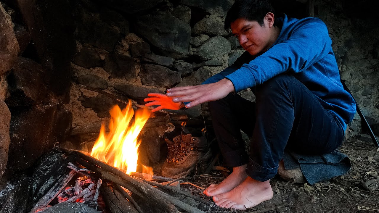 Paso la noche SOLO en una ANTIGUA CASA DE PIEDRA | EN LA MONTAÑA