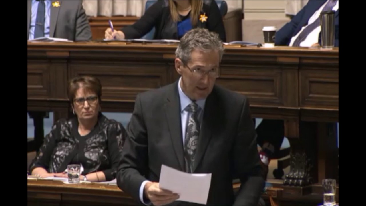 Premier Brian Pallister reads a letter from a Registered Nurse