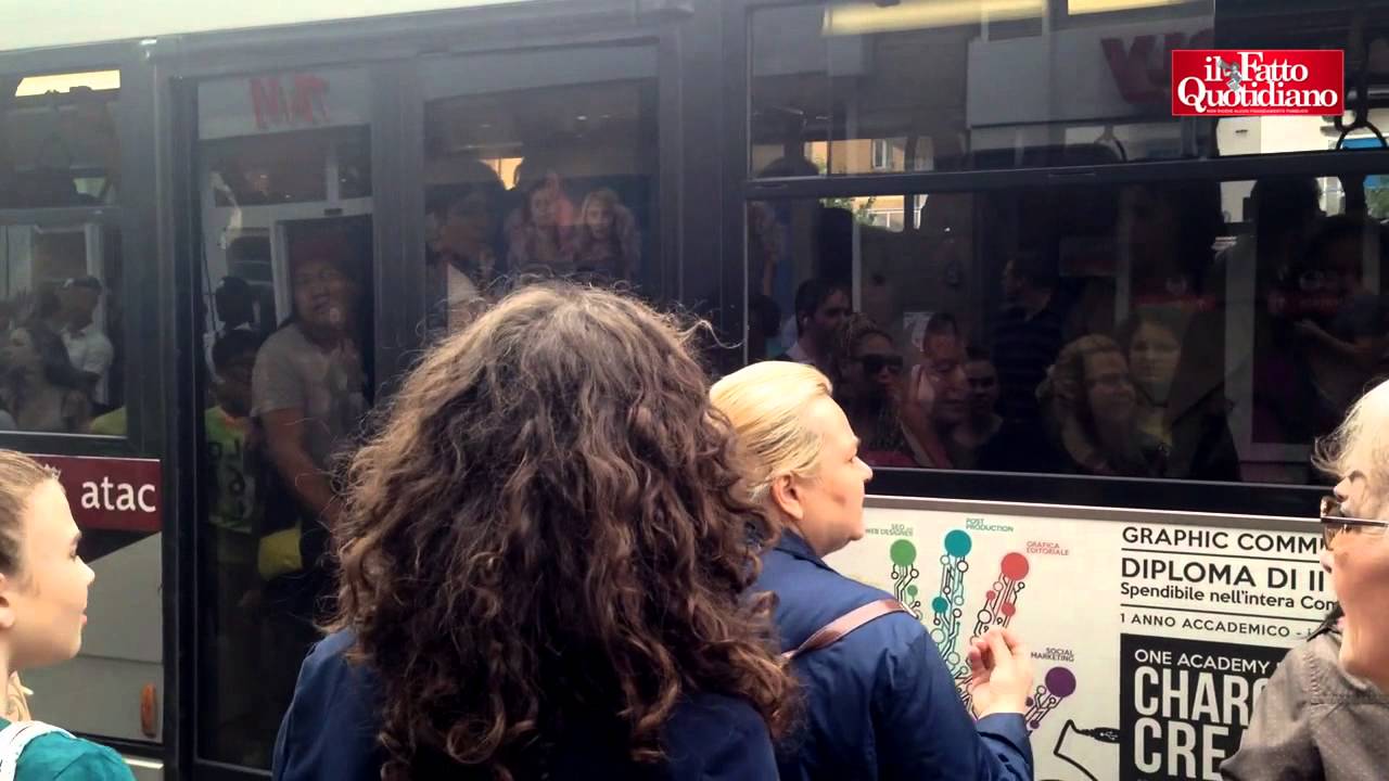 Roma, metro in tilt per maltempo. Uomo in carrozzina: 