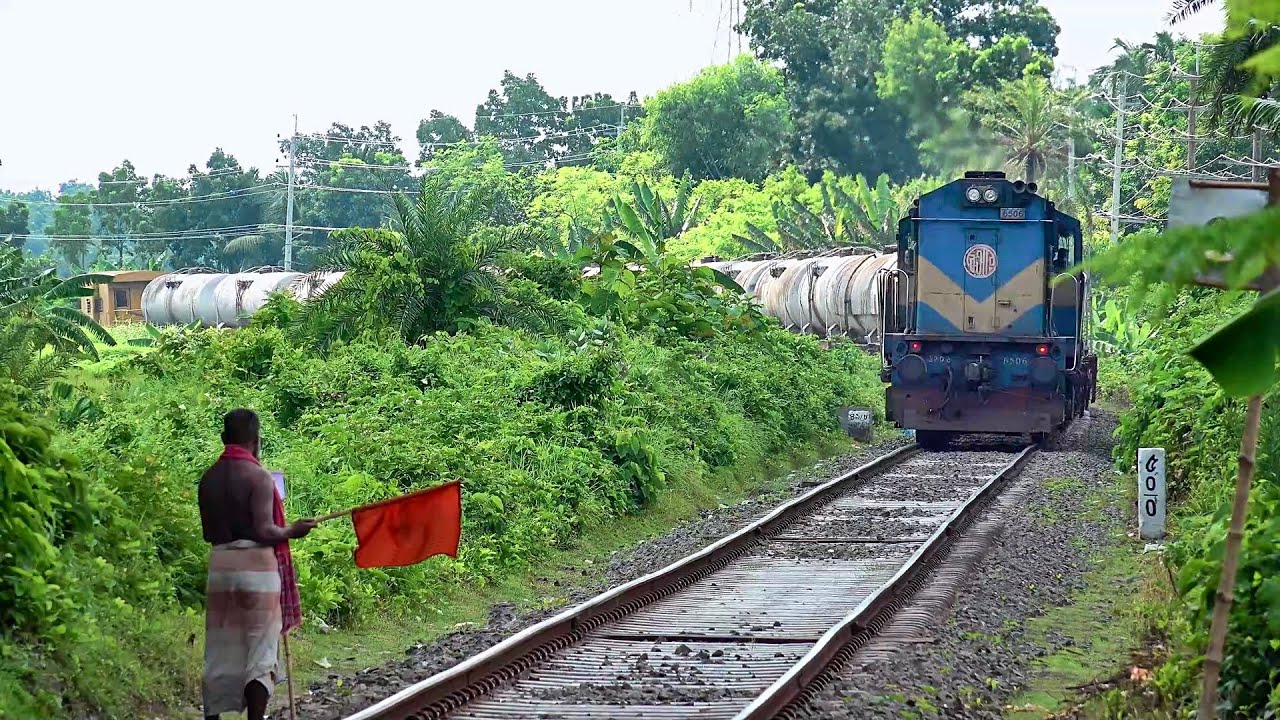 এই হলো অবস্থা || লাল ফ্ল্যাগ দিয়ে ট্রেন থামিয়ে খালি গায়ে লোকো পাইলট কে পি.এল,সি দেয়া হলো