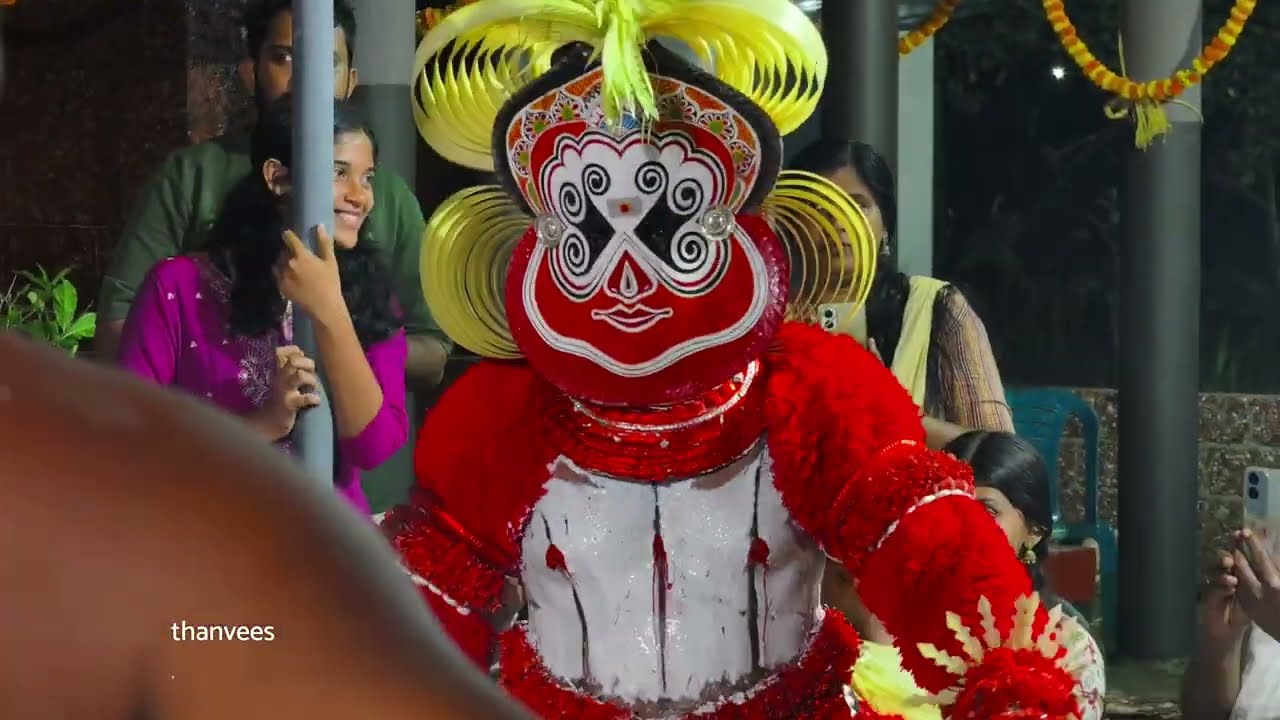 തീയിൽ ആറാടി പൊട്ടൻ തെയ്യം...