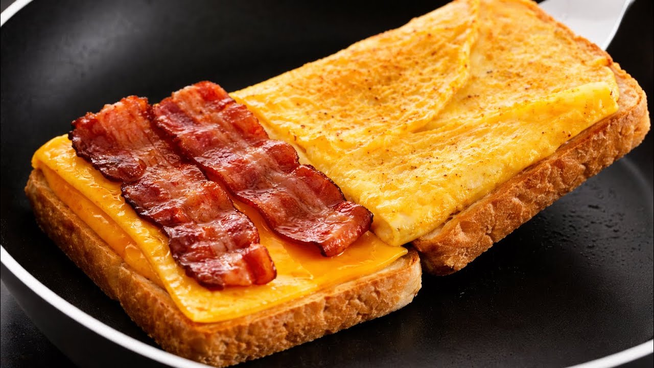 Breakfast idea for every day - simple and quick!Toast with egg and bacon!