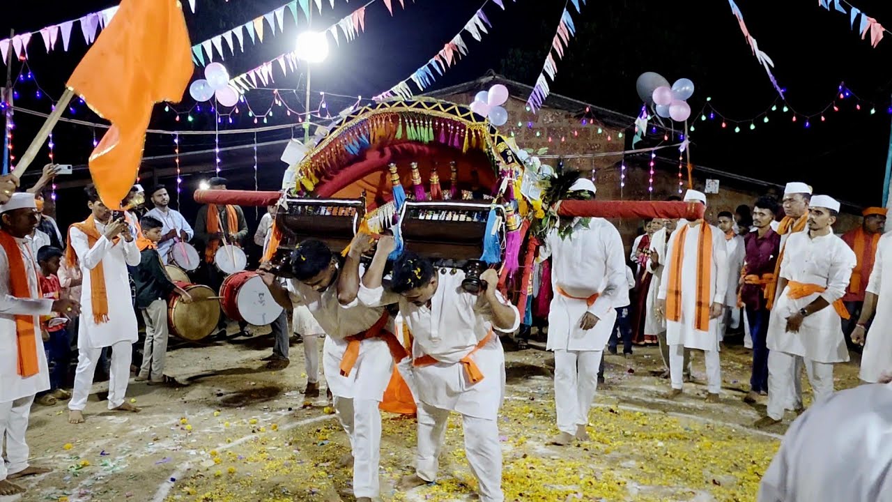 कोकण म्हणजे शिमगा ,आणि शिमगा म्हणजे कोकण.डोळ्यांचे पारणे फेडणारा अप्रतीम सुंदर पालखीनृत्य.