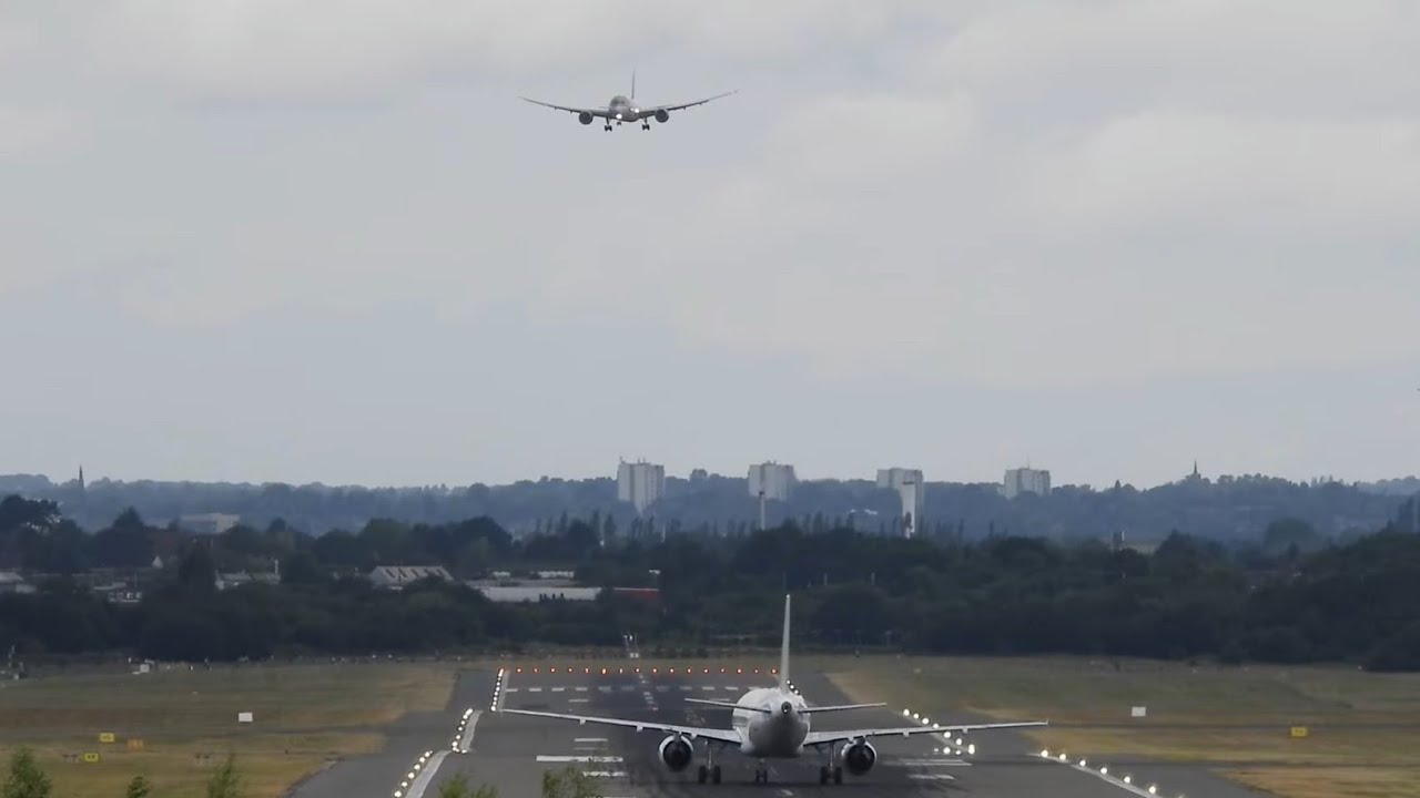 Boeing 787 nearly land on an occupied runway