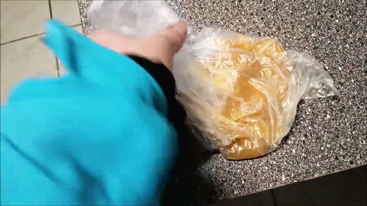 Vyrábím si medovou bombu do včel (sáček přímo s medem) na krmení slabých včel.
