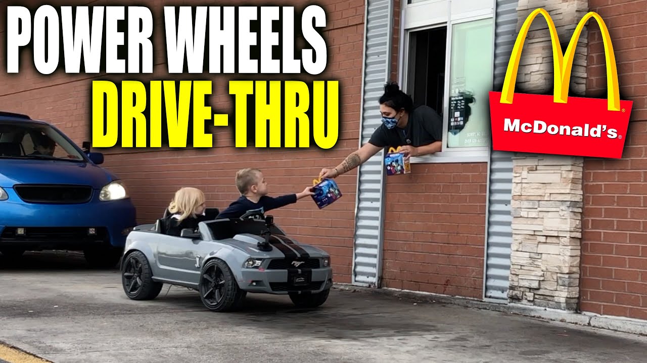 Отец берёт сына на его модифицированных Power Wheels в автопробег в McDonalds и Starbucks.