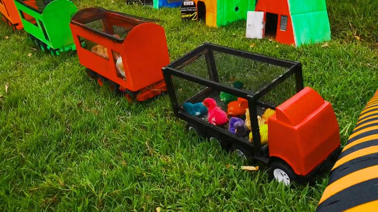 Truck Transports Colorful : transport colorful chickens, rabbits, turtles