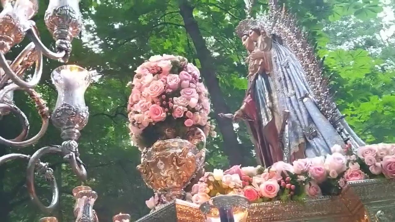 BM ÁNGELES GRANADA - Gloriosa procesión Auxiliadora de la Alhambra 2023 - Pasa la Virgen Macarena