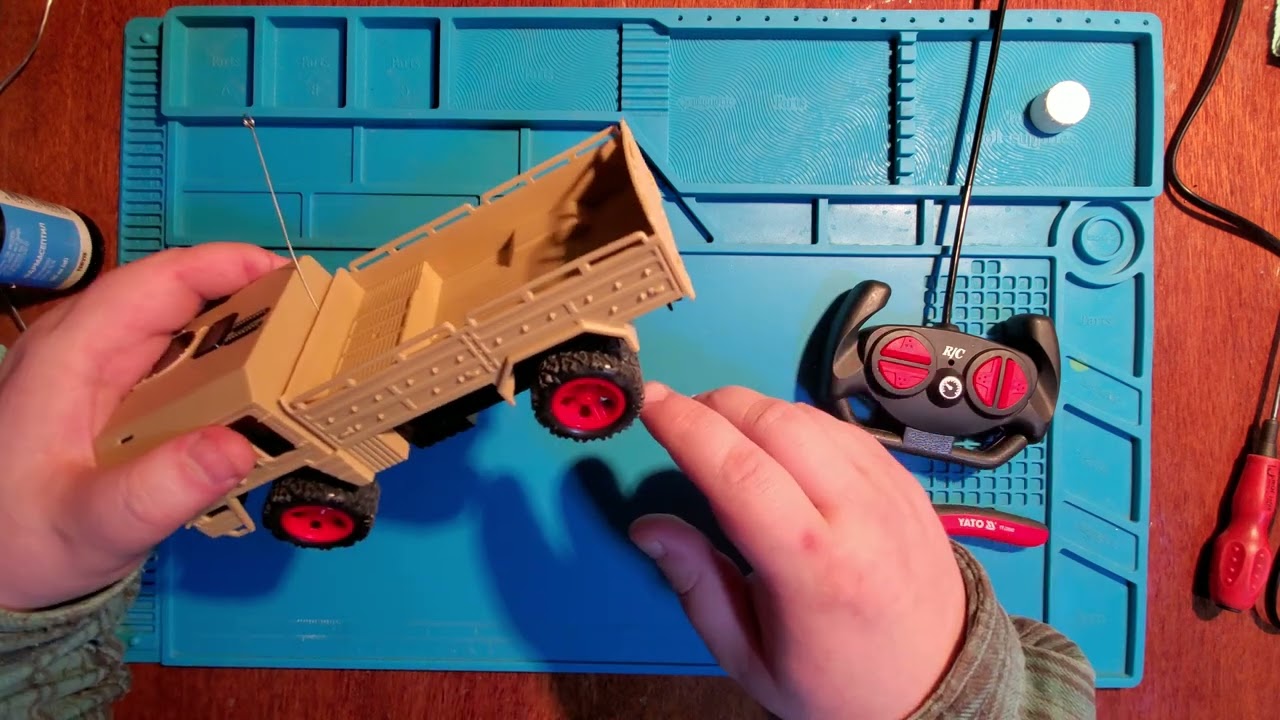 Checking the RC toy truck insides. #toys #rccar