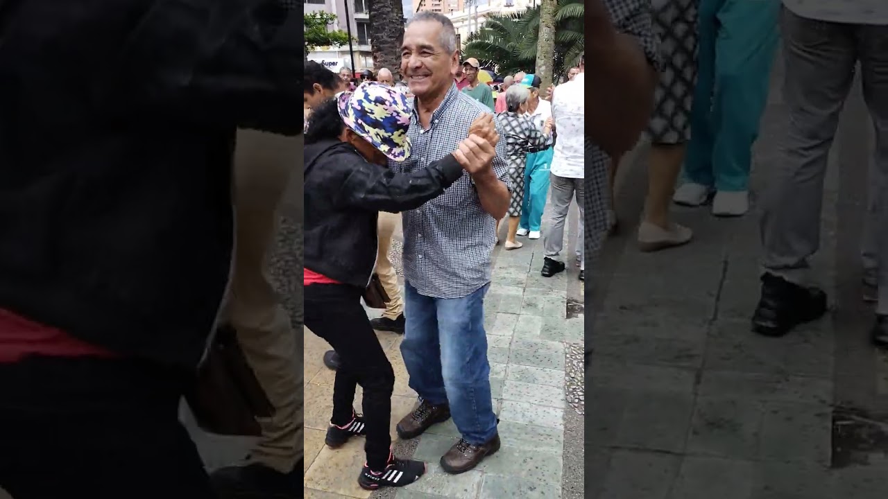 y se gozan en el parque Berrío con el tema, el perrito