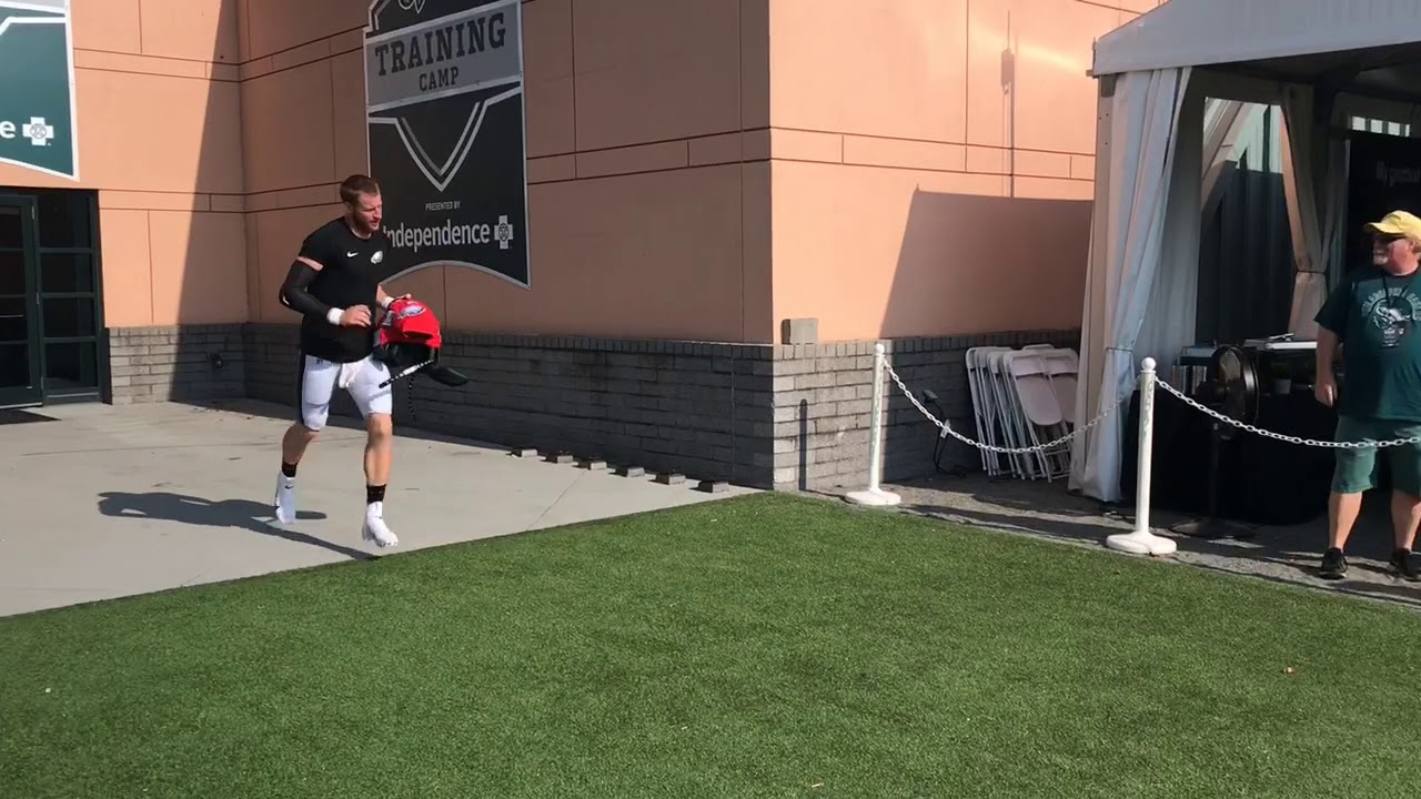 Eagles' Carson Wentz arrives for training camp practice