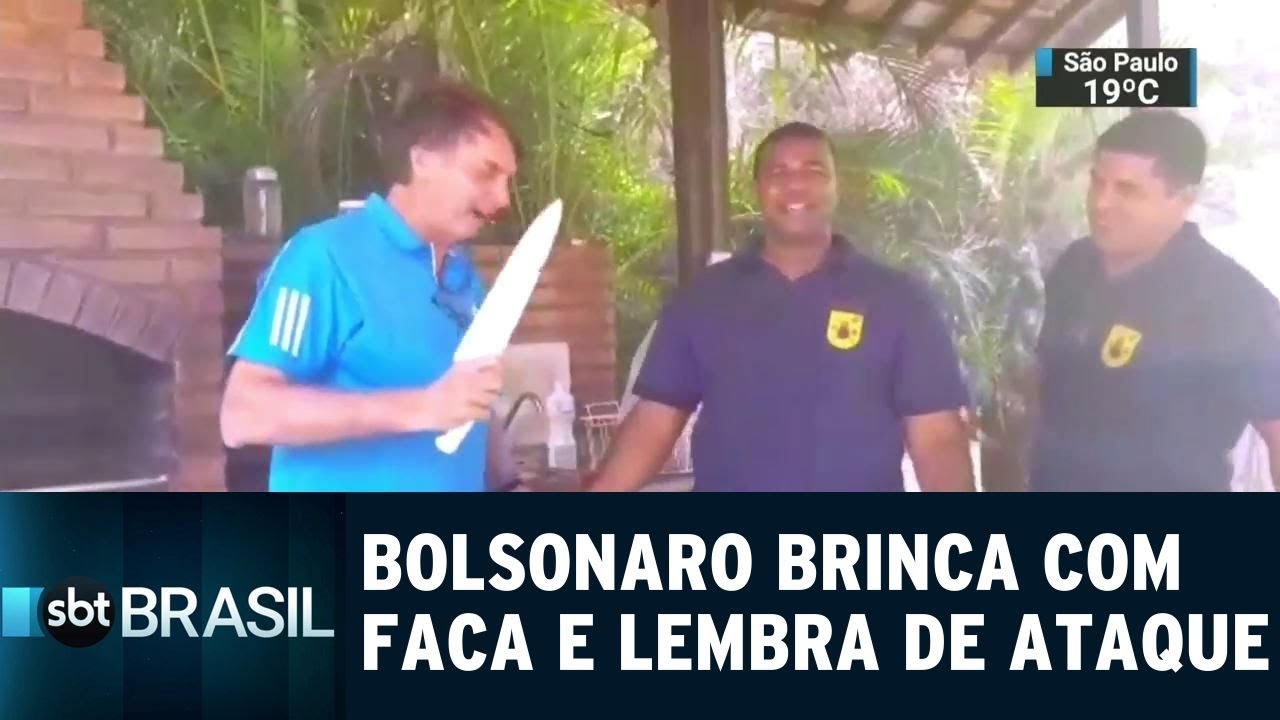 Jair Bolsonaro brinca com faca e lembra do ataque sofrido | SBT Brasil (24/12/18)