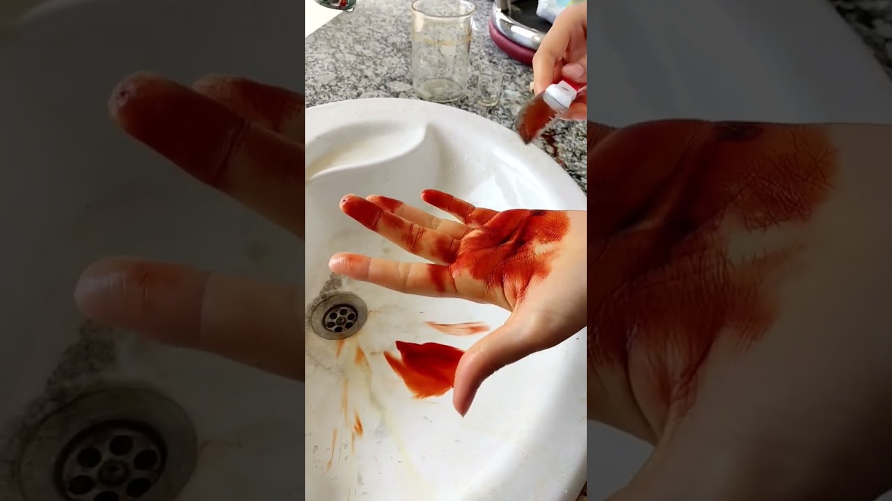 الدم المزيف fake blood experiment (ثايوسيانات البوتاسيوم + كلوريد الحديديك)