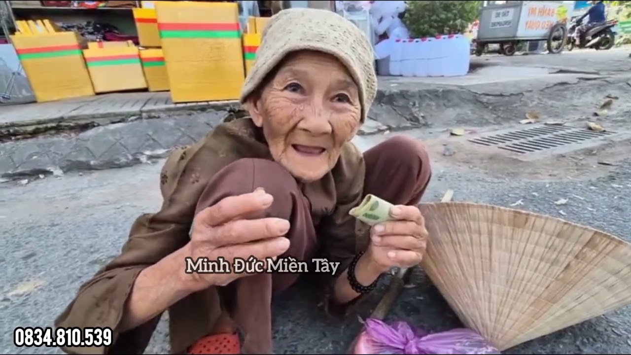Nỗi lòng bà cụ 90T đi xin tiền về mua gạo ăn