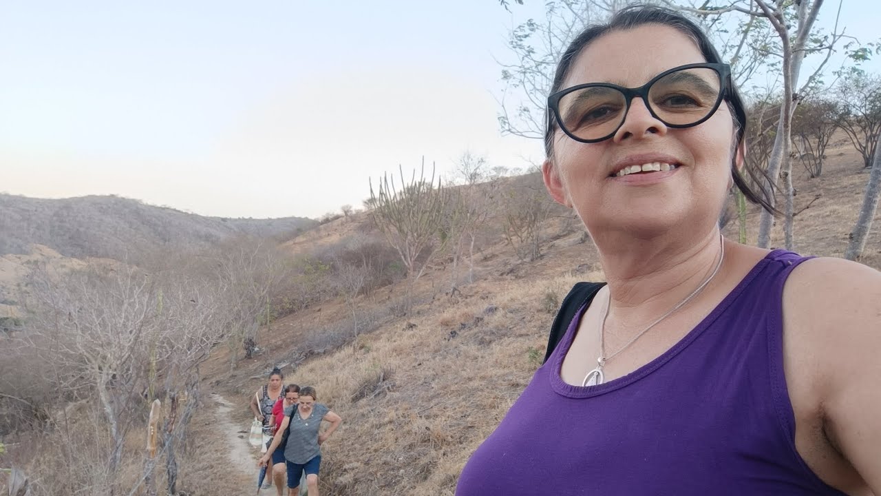 Fui um passeio/fiz uma trilha com  as irmãs.