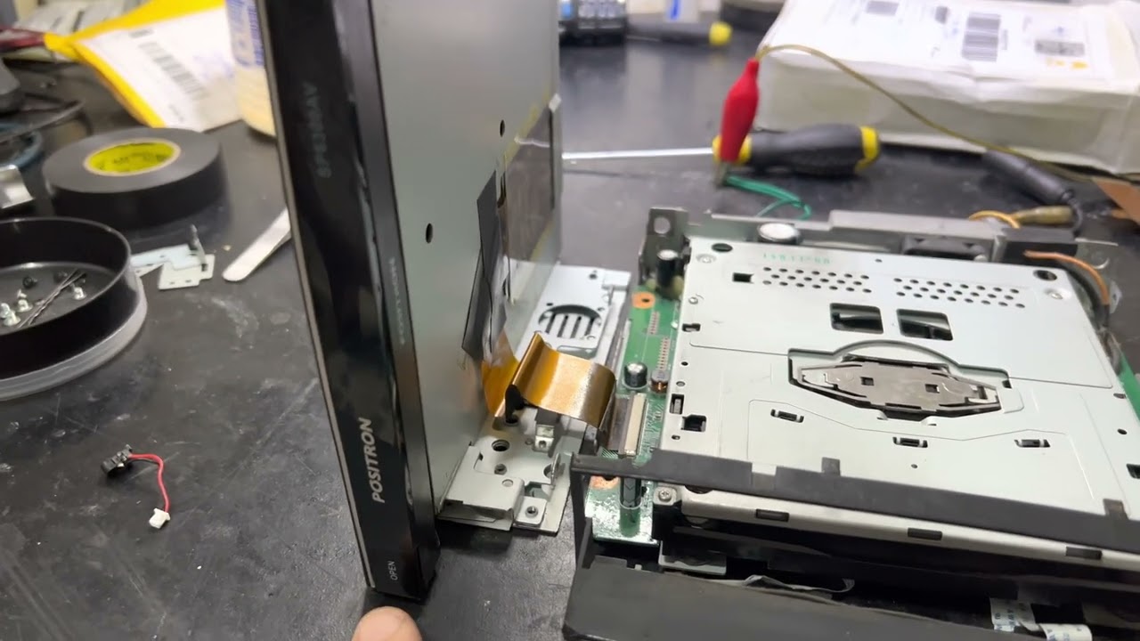 Como consertar dvd retrátil Positron Modelo 6300 (Tela Não Sai)