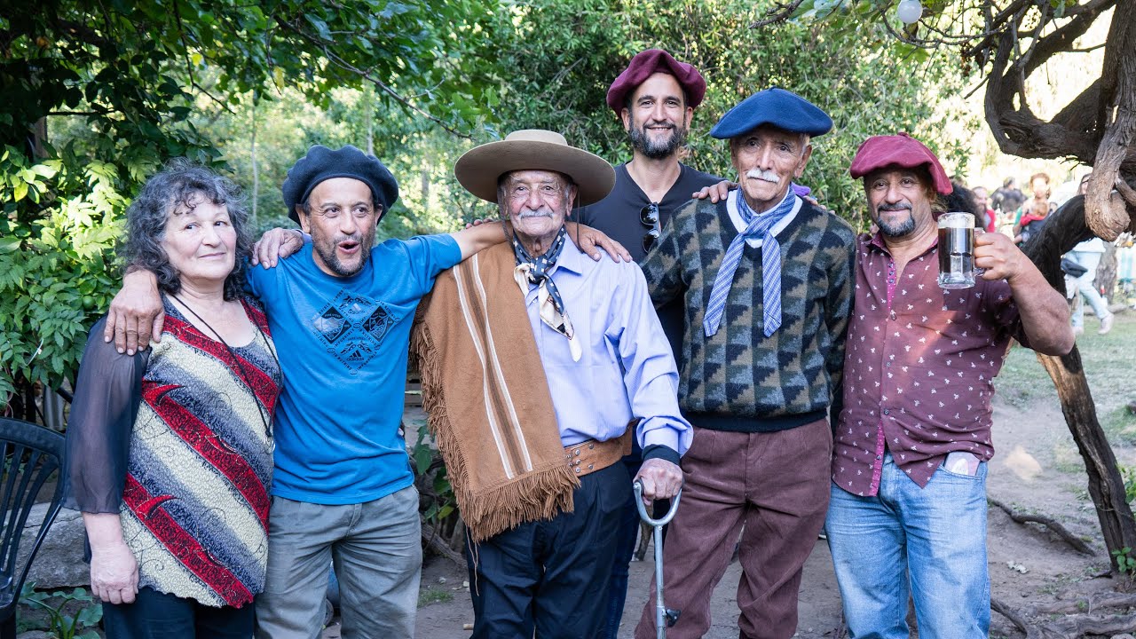 Viven perdidos en las sierras pero meten 300 personas en el cumpleaños de 90 de Ismael
