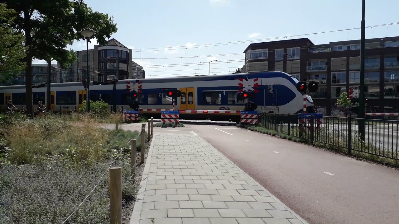 BIJNA AANRIJDING! Man raakt opgesloten tussen de spoorbomen en deed de spoorboom omhoog!