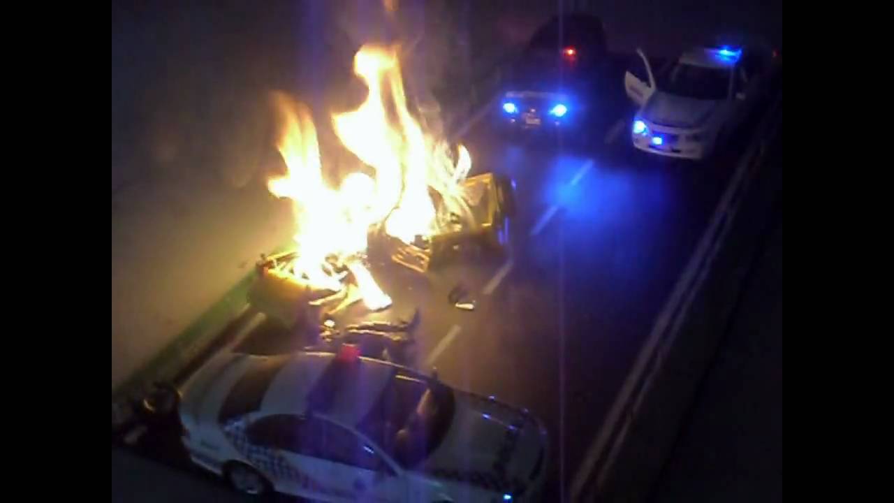 1/18 police car diorama- car collision.mpeg