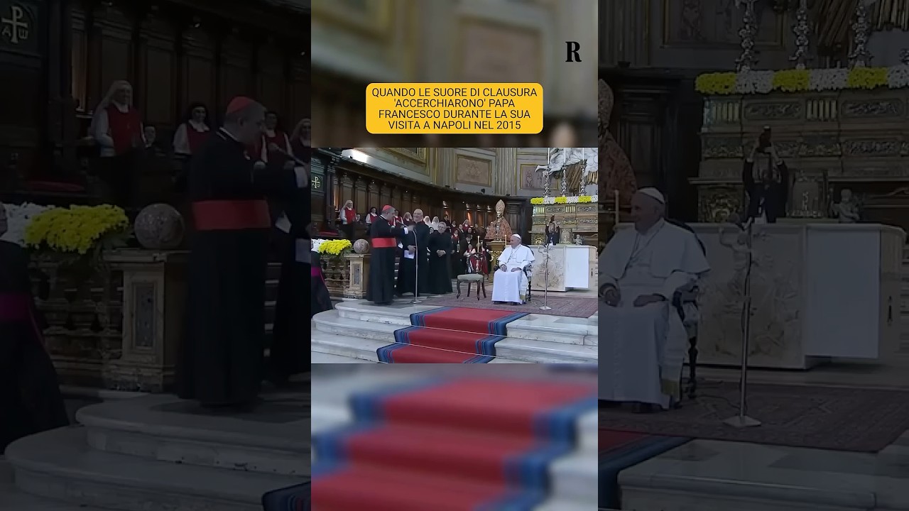 Le suore 'accerchiano' papa Francesco durante la sua visita a Napoli