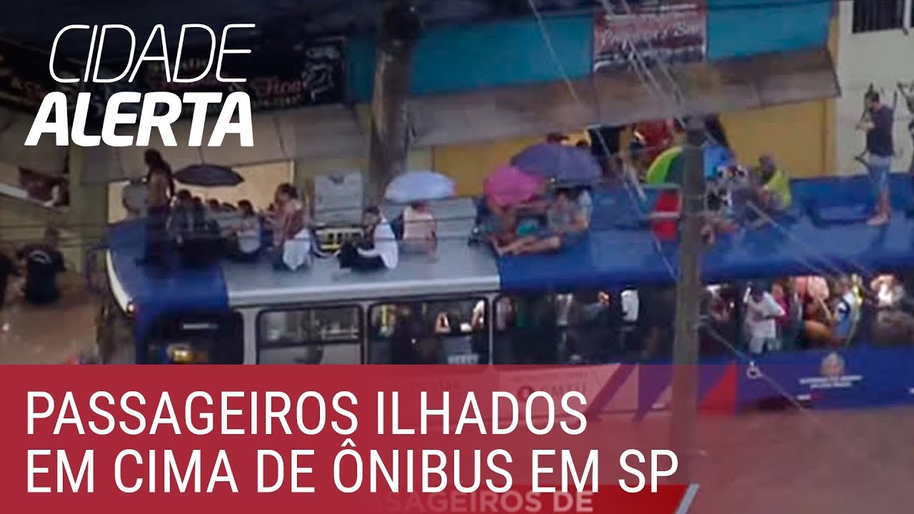 Passageiros 'acampam' em cima de ônibus durante enchente na Grande SP