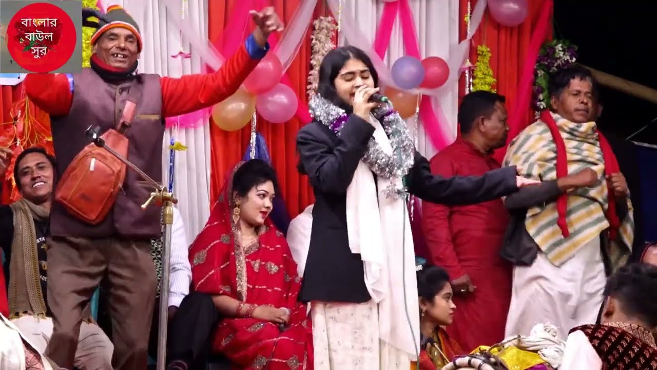 শেষ রাতে মঞ্চে মালার গানে নাচলেন ভক্তোদের নিয়ে। পুনিমা সরকার 