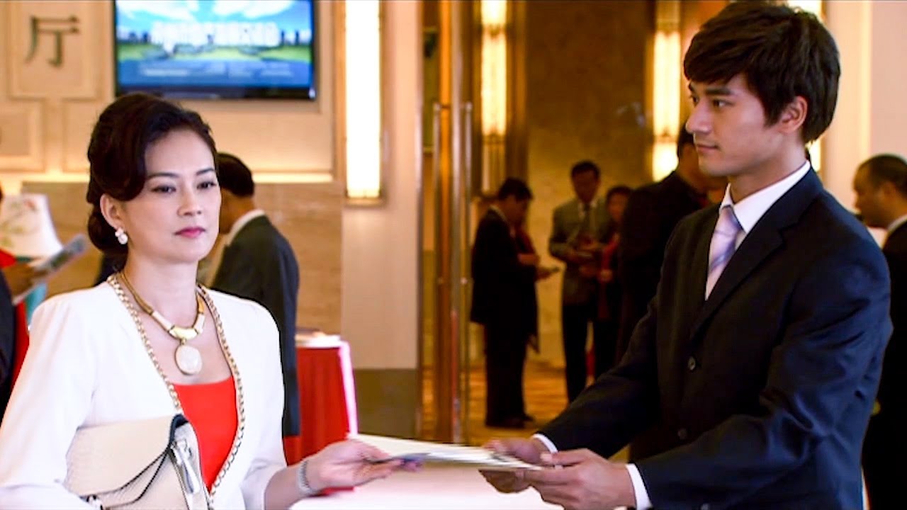 女老總當初瞧不起窮小子讓他滾，怎料如今窮小子身價過億，狠狠打臉女老總！