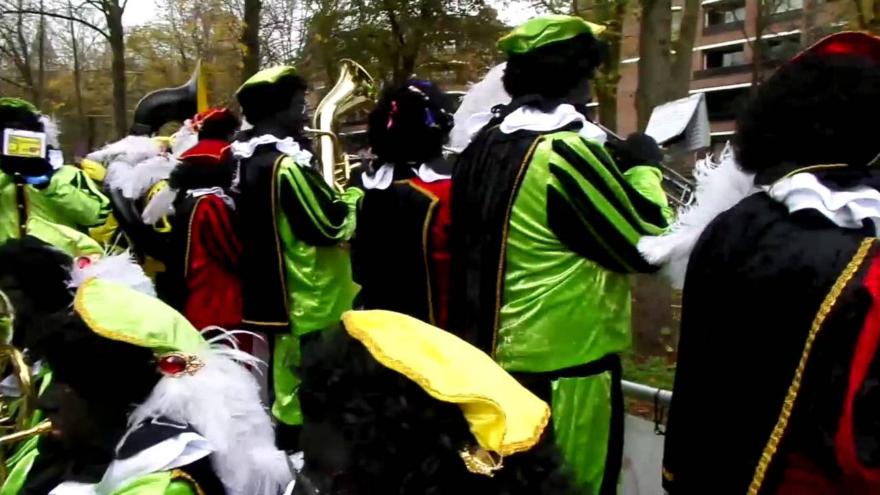 Blaaskapel de Dwarsliggers tijdens de intocht in Scheveningen