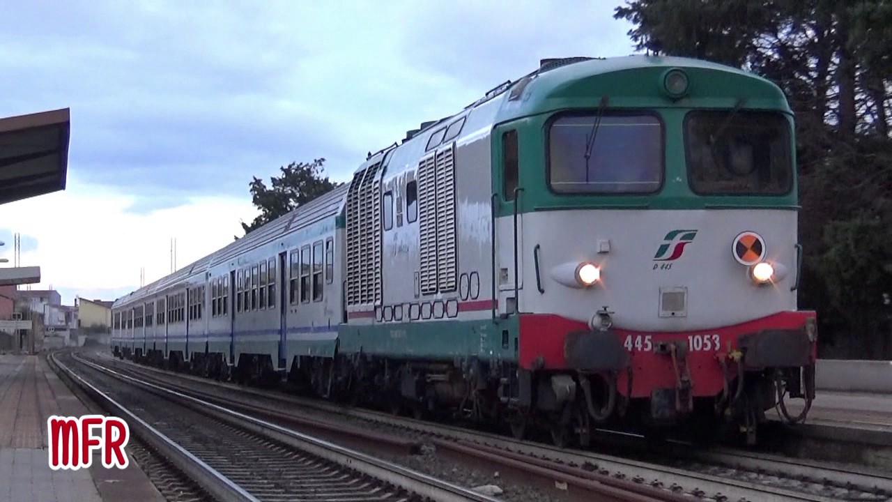 FS D445 1053 di SECONDA SERIE effettua il REG 26882 CAGLIARI - ORISTANO alla stazione di ASSEMINI.