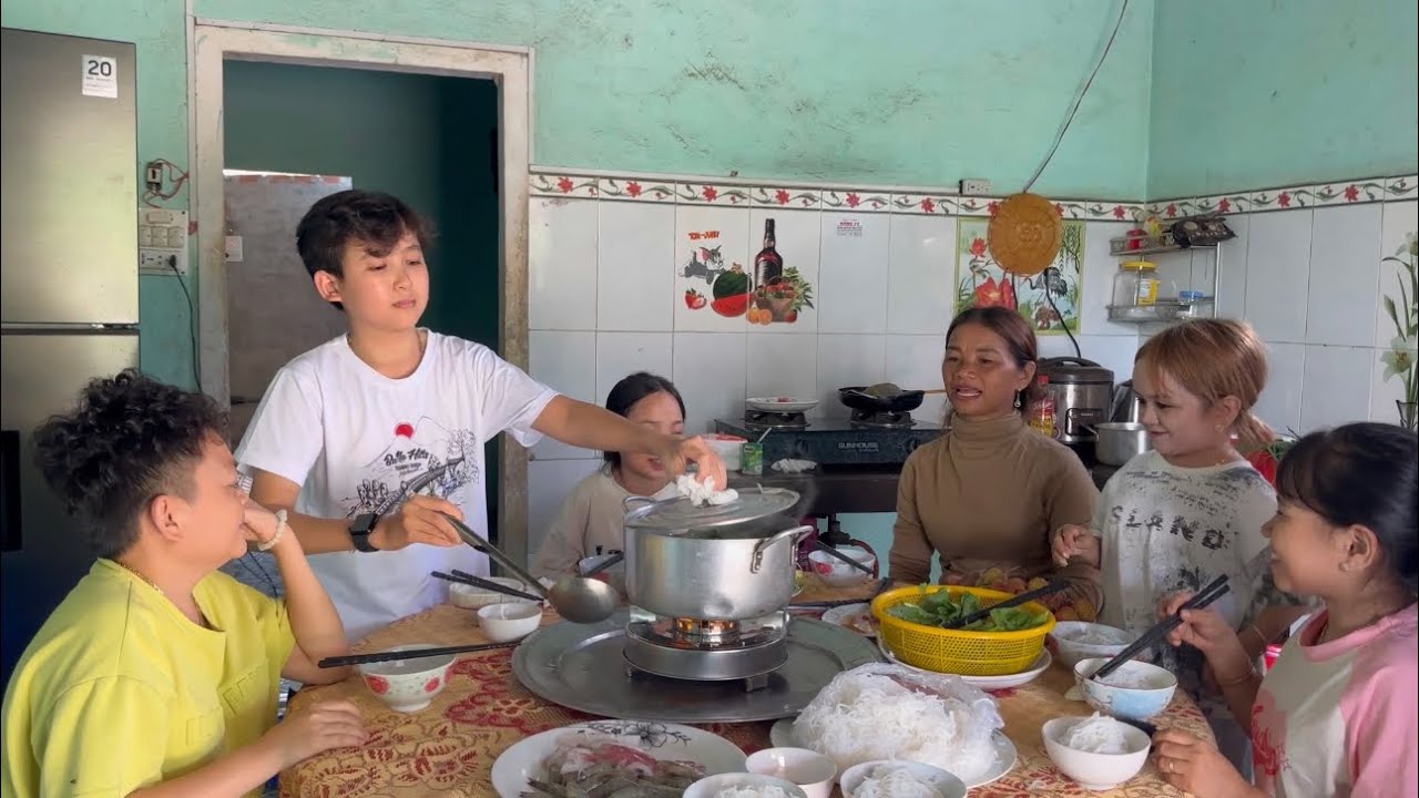 Xuất hiện bạn Tí Hon mới nấu ăn siêu ngon khiến ba mẹ Huyền Hrê khen tấm tắc || Bé Hạt Tiêu