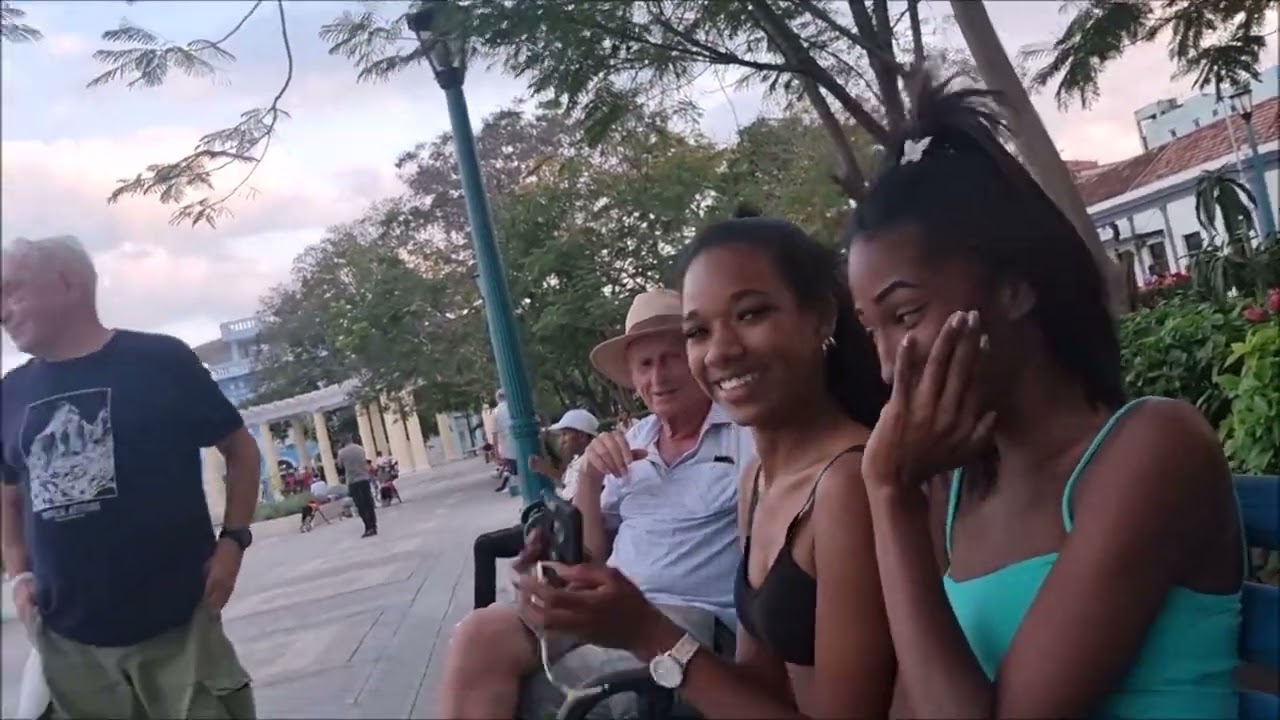 SANTIAGO DE CUBA – UNA TARDE EN PLAZA DE MARTE