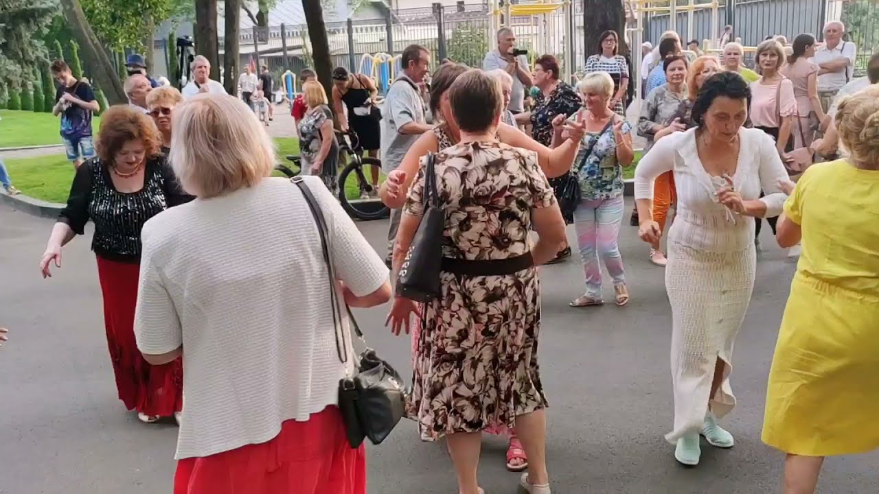 Девушка мечты Танцы 🕺🕺 в саду Шевченко Август 2020 Харьков