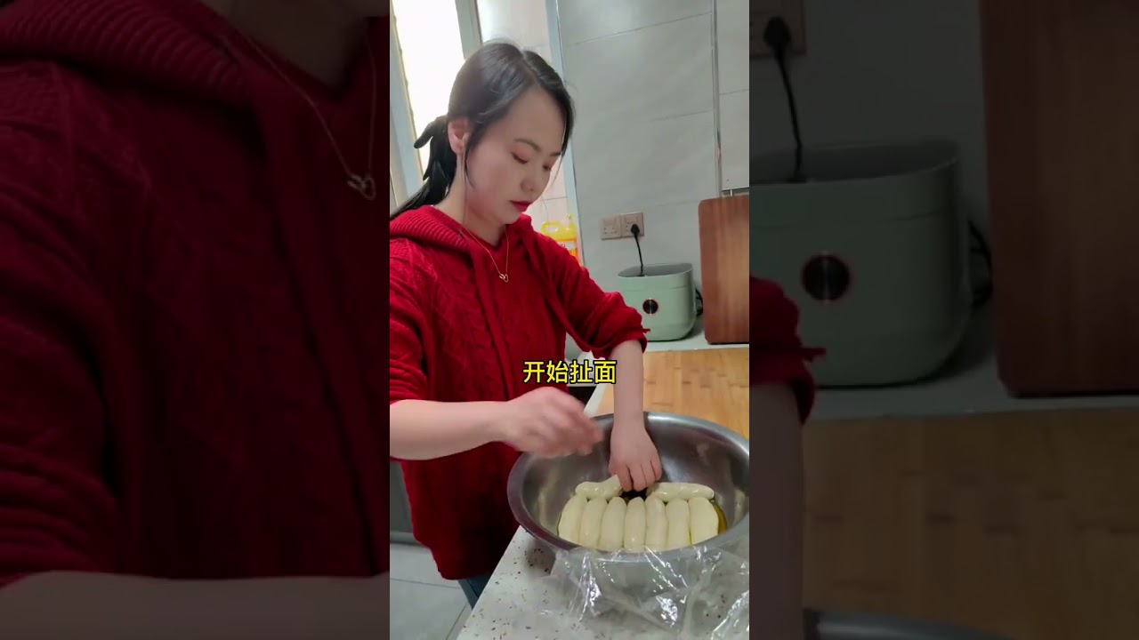 100岁爷爷和重孙们想咥面，孙媳妇做一锅biangbiang面，100岁爷爷直呼：我的爷呀#记录真实生活 #家有一老如有一宝 #biangbiang面